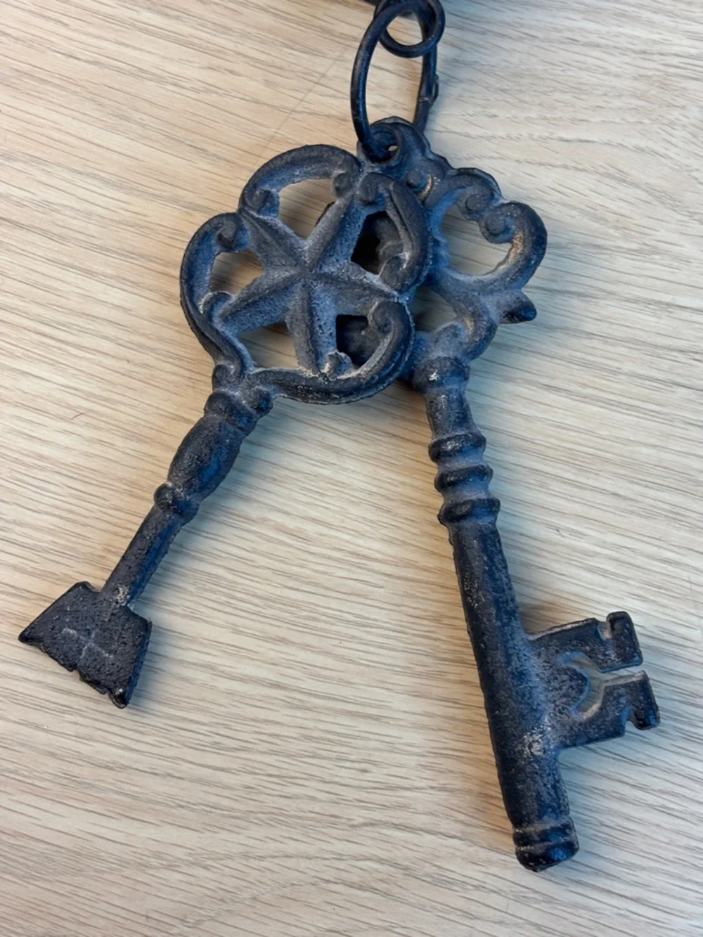Decorative Vintage-Style Black‎ Iron Skeleton Keys and Padlock Wall Accent Heavy